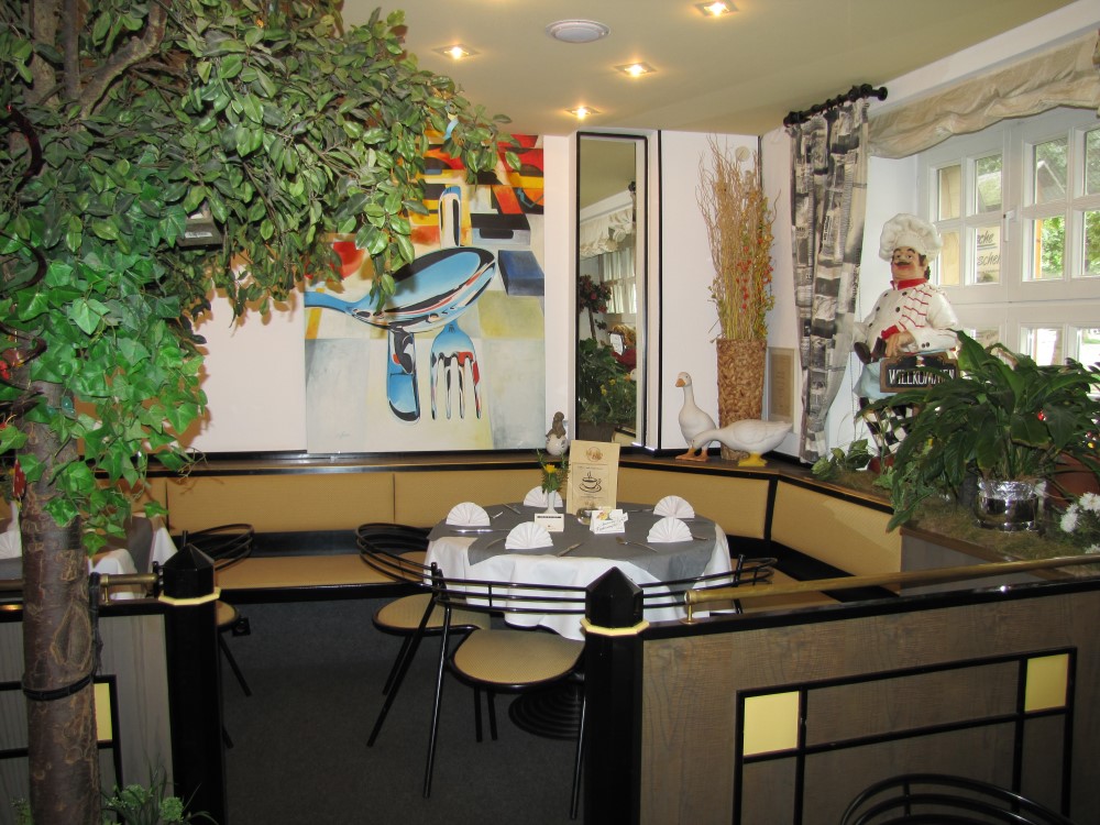 Runder Tisch in einer Sitznische des Restaurant Königskeller